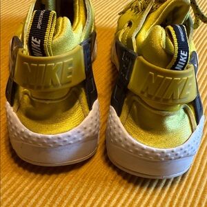 Nike Kids Yellow and Black Sneakers
